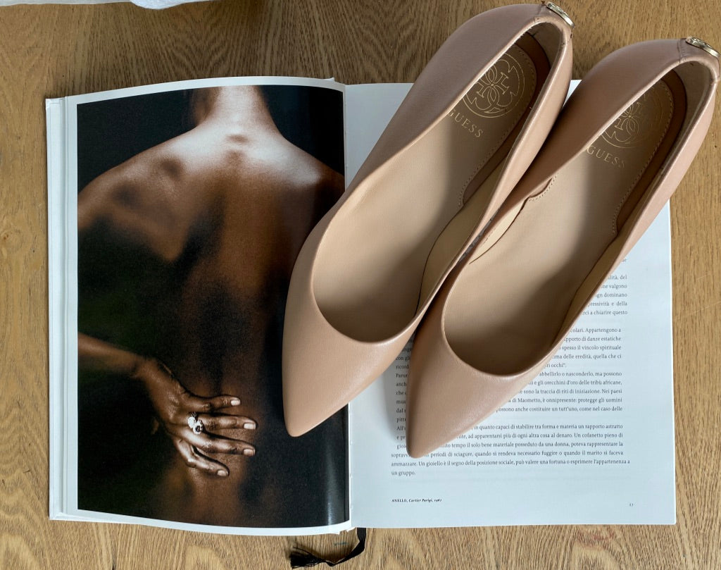 Decoltè in pelle nude